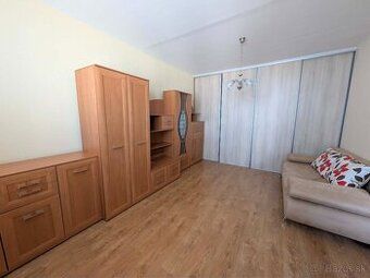 Ponúkam do prenájmu zariadený 1-izbový byt s balkónom, voľný