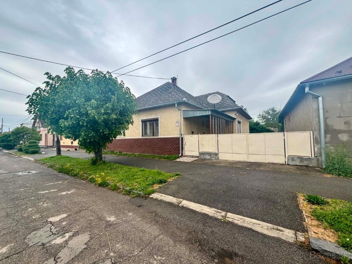 Predám nehnuteľnosť vo Veľkých Kapušanoch. Je to samostatne 