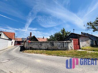 Ponúkame na predaj prízemný 3-izbový rodinný dom, ktorý sa n