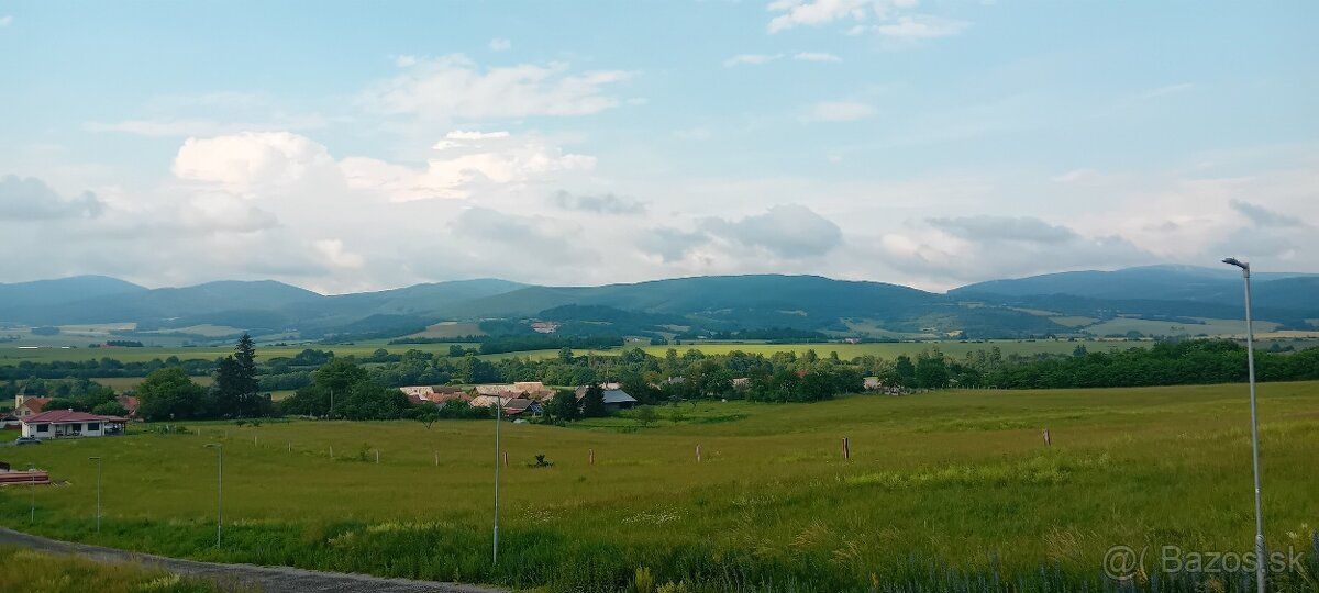 Ponúkam na predaj pozemok s nádherným výhľadom na výstavbu r