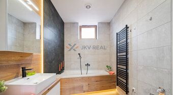 Typ: 5 a viac izbový byt Ulica: Lichnerova Obec: Senec
JKV R