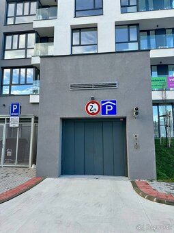 Ponúkam na prenájom vnútorné garážové parkovacie státie v pr