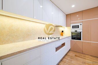 Juraj Kolárik +421 918 938 737 e-mail:
V2 real estate ponúka