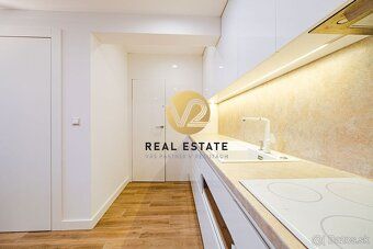 Juraj Kolárik +421 918 938 737 e-mail:
V2 real estate ponúka