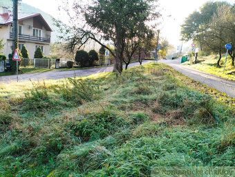 Slnečný prevažne rovinatý pozemok v intraviláne ,hneď pri pr