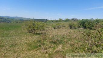 Pozemok s výmerou takmer 9 000 m2 ( 90 árov ), s pekným výhľ