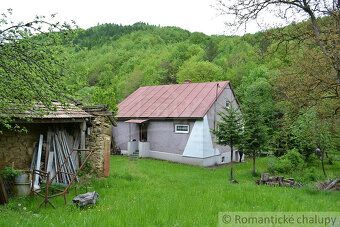 Murovaný rodinný dom obklopený zeleňou sa nachádza v tichej 
