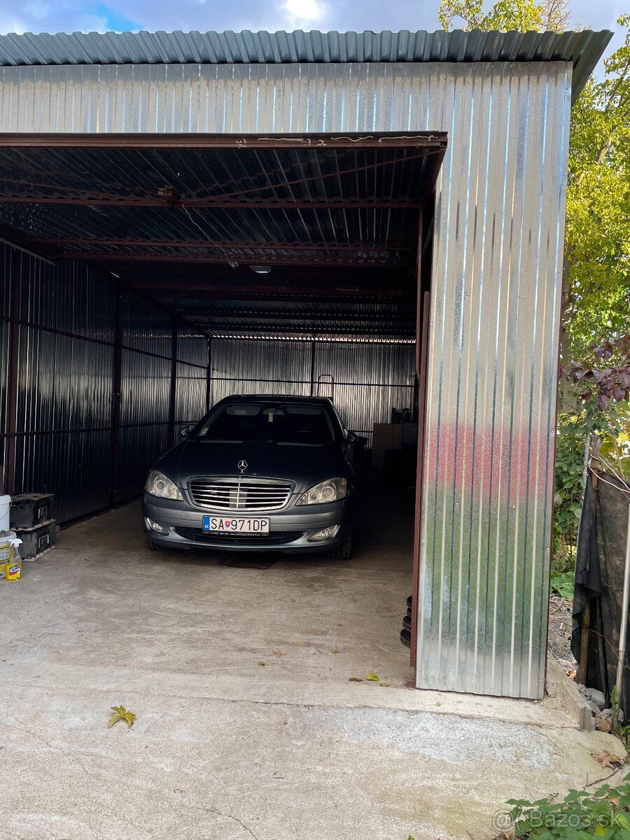 Predám plechovú garaz s pozemkom na 2.auta 40m2 elektricka B