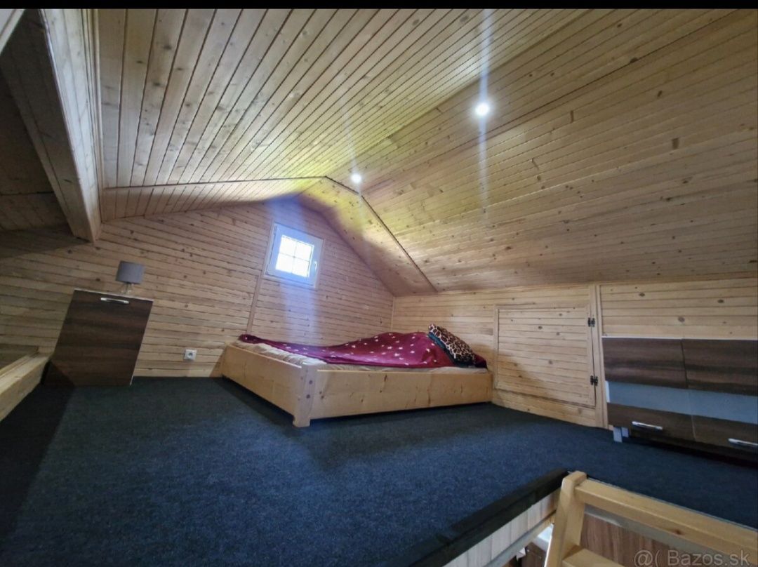 Predám mobilný domček. Chatka stojí na pevnom podvozku z hru