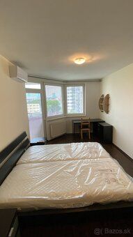 Veľkorysý 3-izbový byt (100 m²) s balkónom a klimatizáciou v