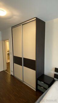 Veľkorysý 3-izbový byt (100 m²) s balkónom a klimatizáciou v