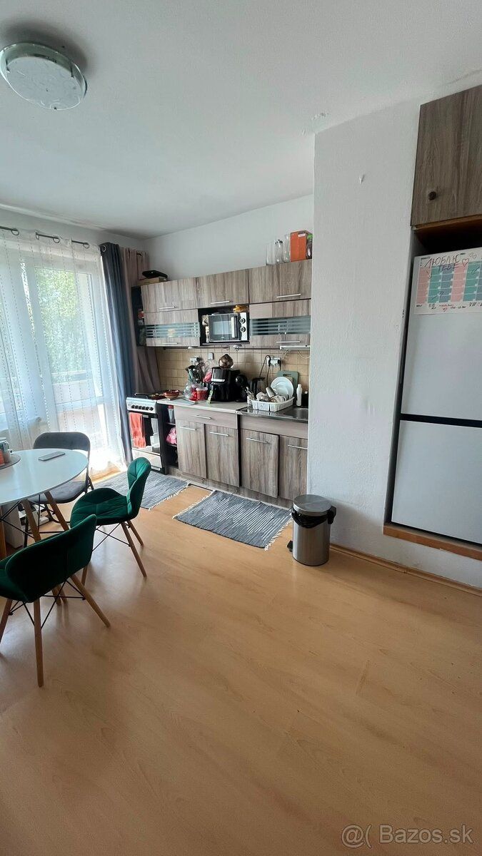 núkam na prenájom 1-izbový byt s balkónom v meste Námestovo.