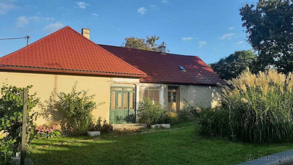 Ponúkame na predaj starší rodinný dom v pôvodnom stave so za