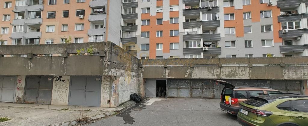 Ponúkame na predaj garáž na ul. Podunajské Biskupice.
Výmera