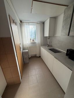 Prenájom obchodného priestoru – centrum Nitra 22 m² | samost
