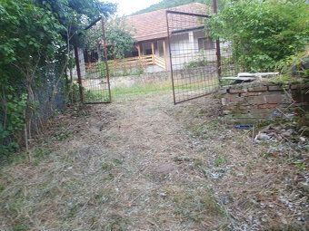 Ponúkame exkluzívne na predaj pozemok so starším domom v obc