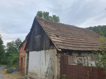 Ponúkame exkluzívne na predaj pozemok so starším domom v obc