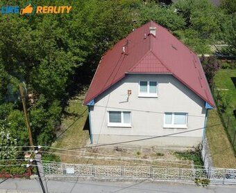 Ponúkame na predaj samostatne stojaci rodinný dom s menším p