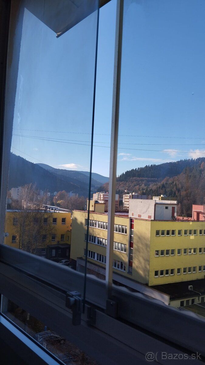 Predám ZASKLENIE BALKÓNA, fínske otváranie, sklá bez rámov.
