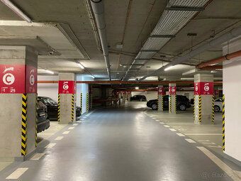 Ponúkam na predaj veľké garážové státie - parkovacie dvoj mi