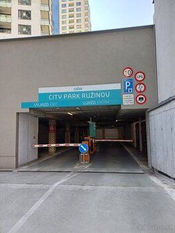 Ponúkam na predaj veľké garážové státie - parkovacie dvoj mi