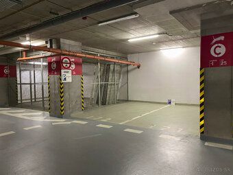 Ponúkam na predaj veľké garážové státie - parkovacie dvoj mi