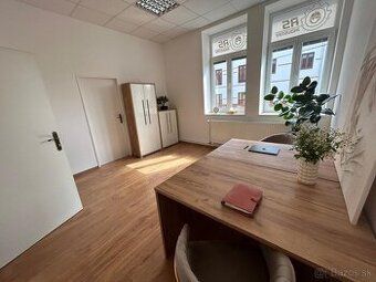 Ponúkame na prenájom dve pekne zariadené kancelárie v centre