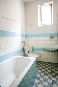 Ponukam na predaj tento krasne zachovali rodinny dom v obci 