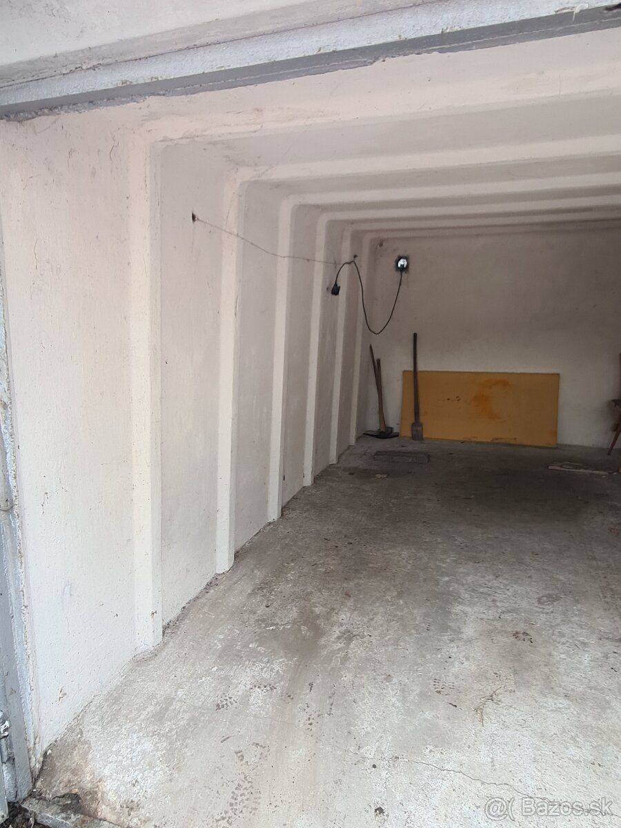 Ponúkam na prenájom suchú a voľnú garáž o rozlohe 19 m² v Ru