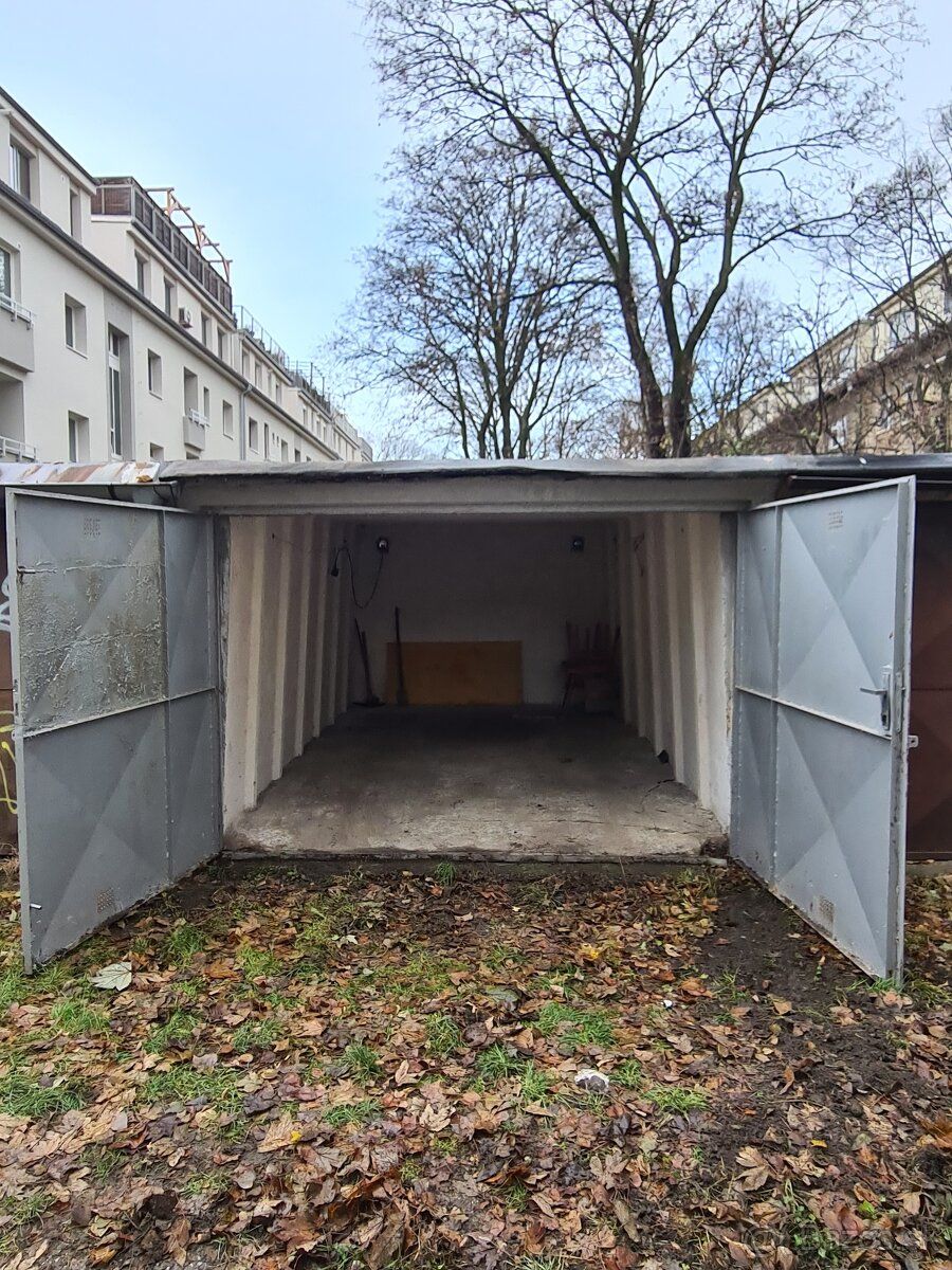 Ponúkam na prenájom suchú a voľnú garáž o rozlohe 19 m² v Ru