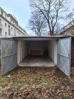 Ponúkam na prenájom suchú a voľnú garáž o rozlohe 19 m² v Ru