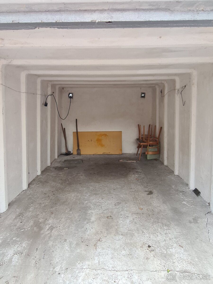 Ponúkam na prenájom suchú a voľnú garáž o rozlohe 19 m² v Ru