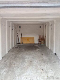 Ponúkam na prenájom suchú a voľnú garáž o rozlohe 19 m² v Ru