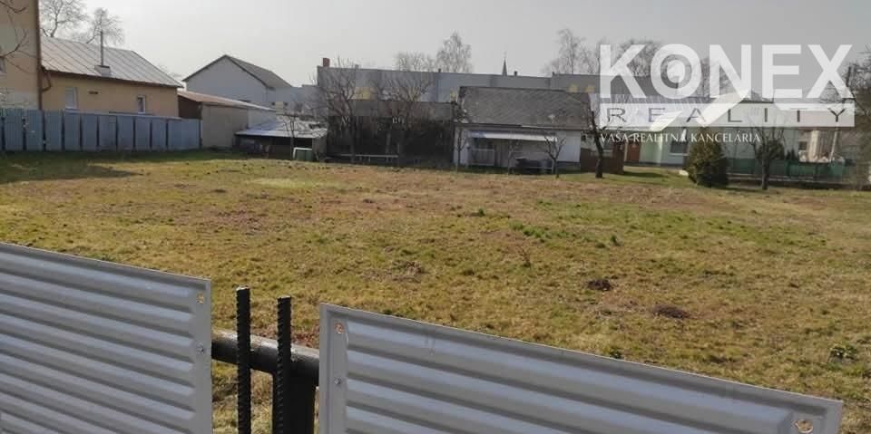 ID:4003
Ponúkame na predaj slnečný stavebný pozemok v pokojn