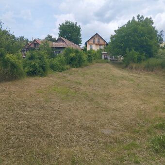 Ponúkame na predaj slnečný pozemok o výmere 1 932 m², nachád