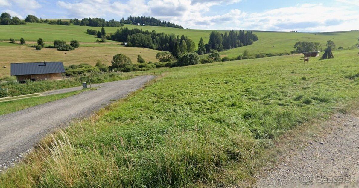 Ponúkame na predaj pozemok určený na výstavbu rodinného domu