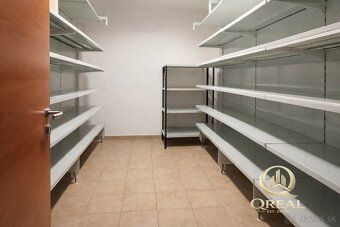 Ponúkame na prenájom priestranný administratívny priestor na