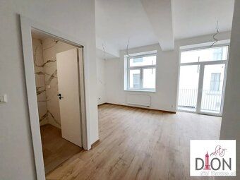 MODERNÝ 2-IZBOVÝ BYT S BALKÓNOM V CENTRE BANSKEJ BYSTRICE | 