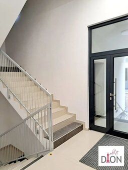 MODERNÝ 2-IZBOVÝ BYT S BALKÓNOM V CENTRE BANSKEJ BYSTRICE | 