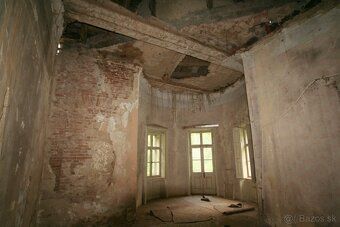Na predaj renesančný kaštieľ zo 16. storočia s 12 ha (119 48