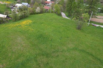 ->Pozemok v pokojnej obci obkolesený lesom a pasienkami na S