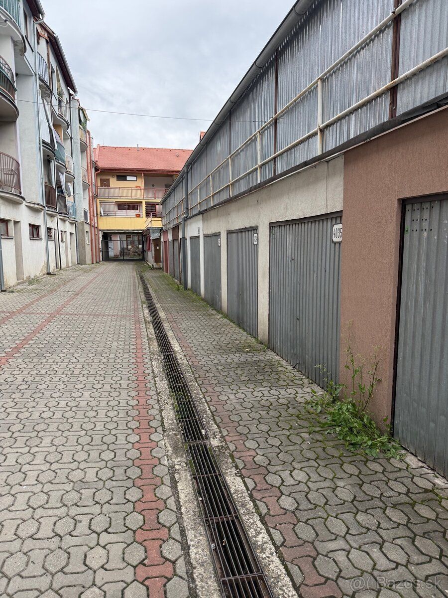 Dám do prenájmu garáž v centre mesta Lučenec.
Garáž sa nachá