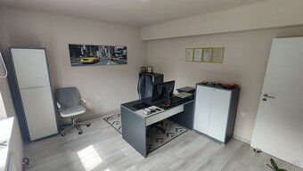 Trojpodlažný rodinný dom s úžitkovou plochou 315 m2 a dvojpo