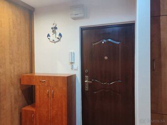 PONÚKAM NA PREDAJ priestranný 3-izbový byt (domov) na sídlis