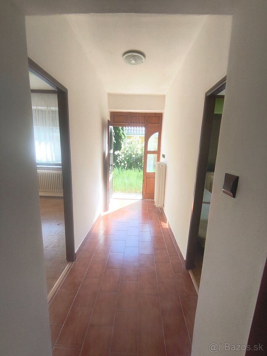 Na okraji mesta, kde ruch pomaly utícha, stojí dom, čo už de