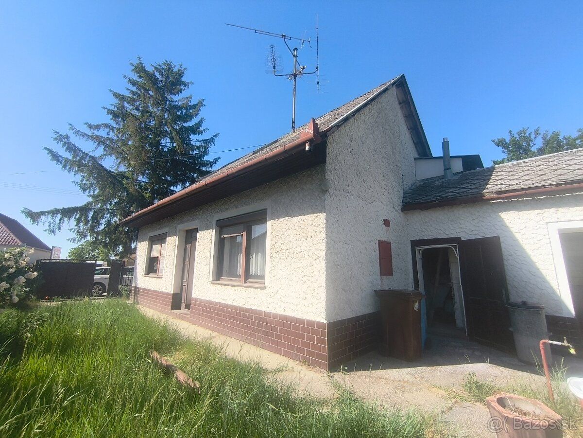 Na okraji mesta, kde ruch pomaly utícha, stojí dom, čo už de