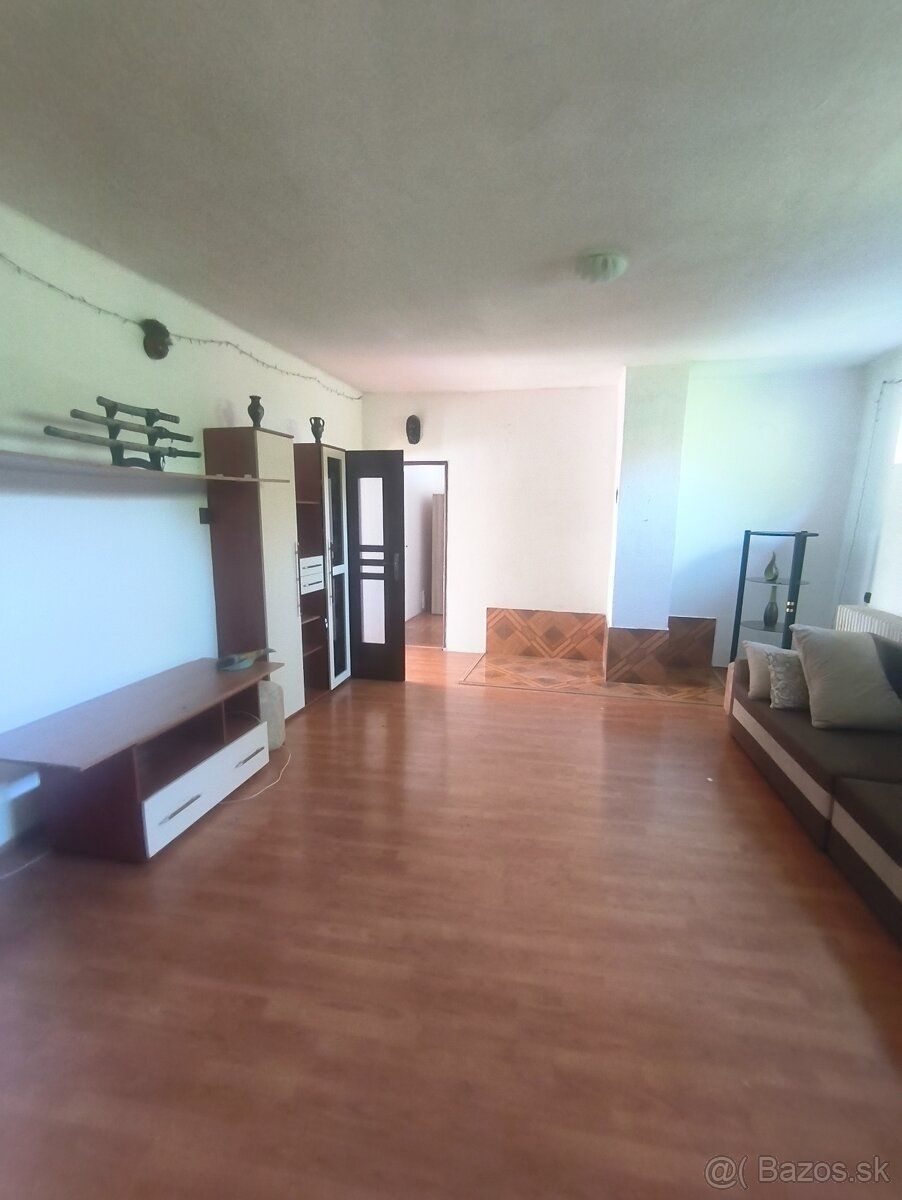 Na okraji mesta, kde ruch pomaly utícha, stojí dom, čo už de
