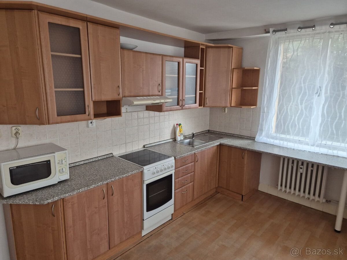 Prenajmem 2 izb. priestranný byt v centre B.Bystrice aj štud
