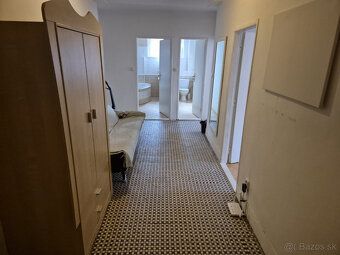 Prenajmem 2 izb. priestranný byt v centre B.Bystrice aj štud