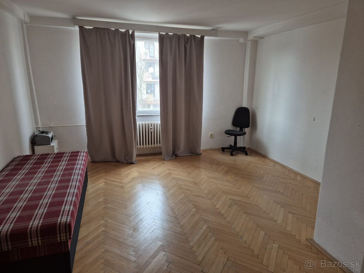 Prenajmem 2 izb. priestranný byt v centre B.Bystrice aj štud